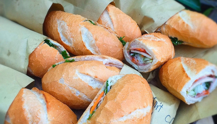 Lala - Bánh Mì Gà & Trà Sữa - Lạc Long Quân