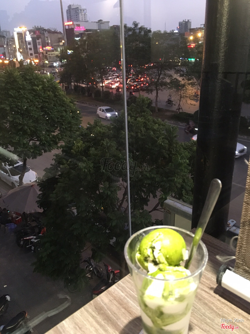 Matcha ở đây nó "nhạt nhoà" như thế này này, được mỗi cái view đẹp