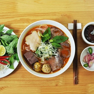 [ĐN] Ngất ngây tô bún bò Huế đậm đà hương xứ sở.