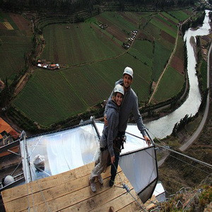 Ngủ lơ lửng trên vách núi 