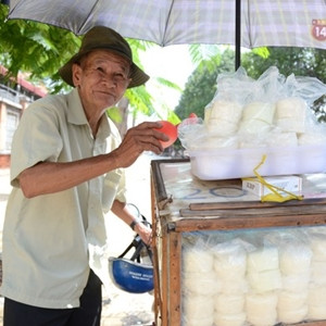 Ông lão bán bánh bò bông độc nhất Sài Gòn