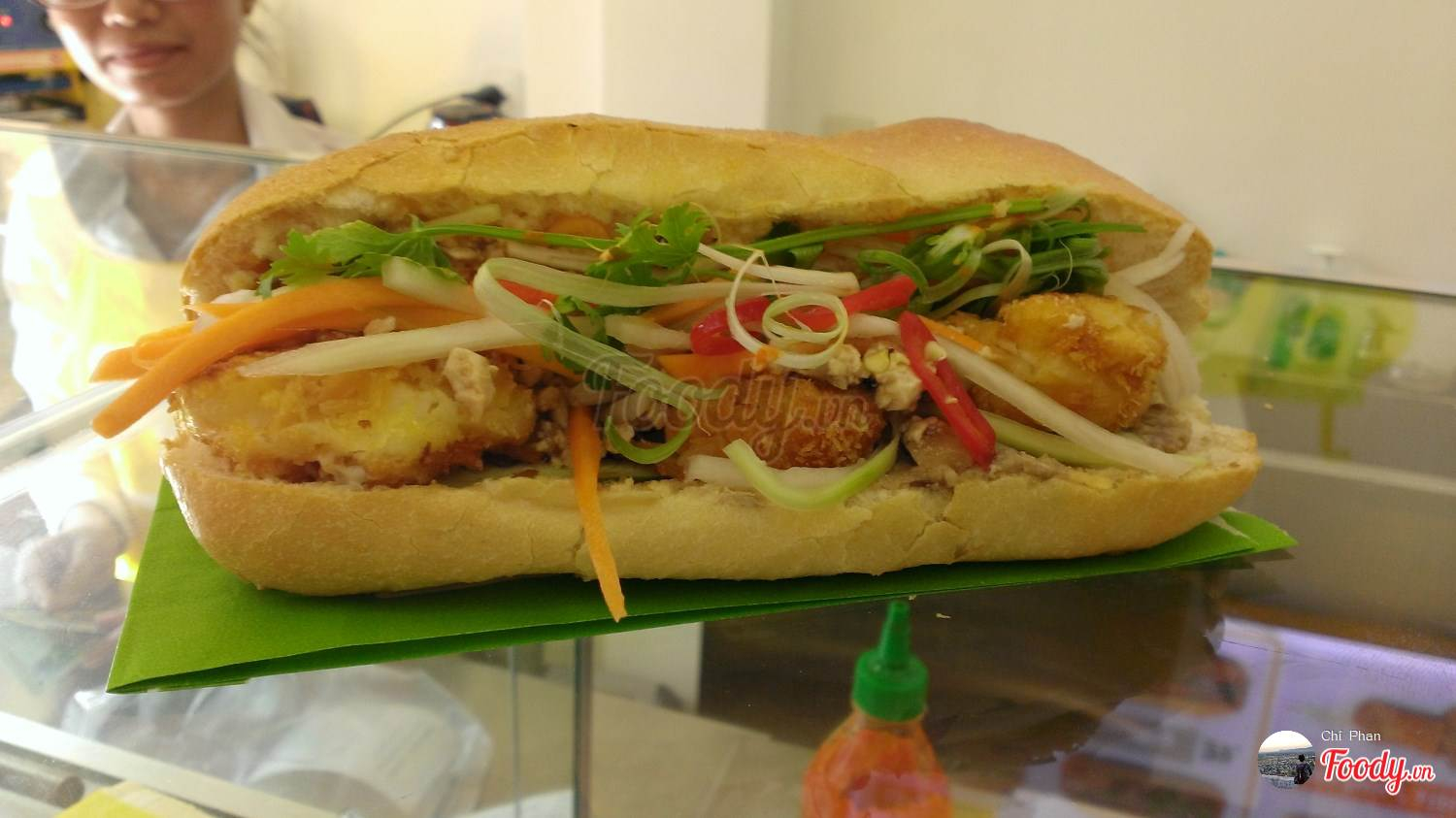 Ổ bánh mì đầy ắp thịt thà của Bánh Năm