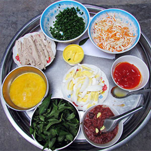 Hấp dẫn bánh cuốn chợ Lầu