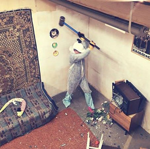 Xả "xì trét" với dịch vụ phá đồ cực kì độc đáo tại Nga