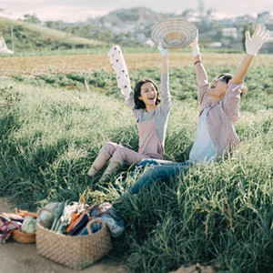 Ngẩn ngơ với bộ ảnh cưới bình dị của cặp đôi 9x ở vườn rau xanh Đà Lạt 