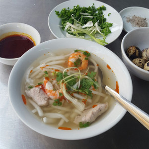 [Huế] Quán bánh canh có tuổi đời hơn 30 năm nổi tiếng nhờ việc ĐỢI CHỜ