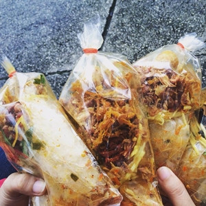 (HCM) 2 con đường bánh tráng trộn "sầm uất" ở Sài Gòn