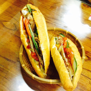 Cận cảnh 2 tiệm bánh mì ngon ở Hội An nổi tiếng khắp năm châu