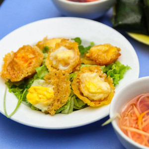 Cập nhật những hàng bánh căn nóng giòn cho chiều mưa lạnh