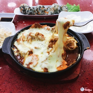 (HCM) 8 quán "gà cay tokbokki phô mai" được săn lùng nhiều nhất