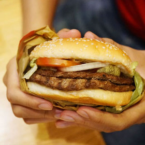 Ăn Burger Siêu To, Uống Bia Lạnh Siêu Ngon Ngay Phố Tây Với Giá Rủng Rỉnh