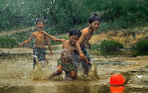 Trở về tuổi thơ dữ dội với 22 trò chơi “ngày ấy”…