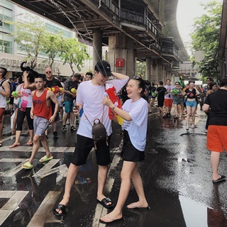 Đâu chỉ Thái Lan, Đà Nẵng cũng có lễ hội nước vui "banh nóc" đây này!
