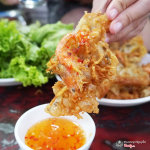 Nhai rôm rốp BÁNH TÔM CHIÊN vàng ươm nóng giòn