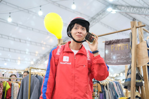 Chán làm ca sĩ, MC, Ngô Kiến Huy bất ngờ “lấn sân” sang… nghề shipper?