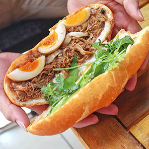 (HCM) Bữa sáng ấm bụng với bánh mì thịt thung trứng lòng đào