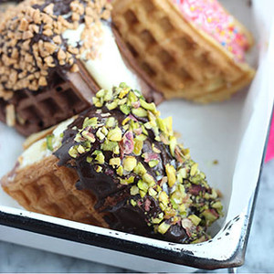 Trải Nghiệm Bánh Waffle Kẹp Kem Lạnh Độc Đáo Có 1-0-2 Tại Thành Phố Biển Nha Trang Mùa Hè Này