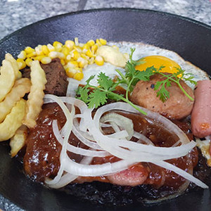 Bánh mì tươi nướng ăn tại chỗ, beefsteak Úc áp chảo đậm đà