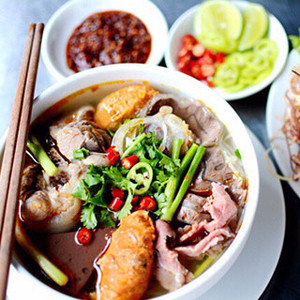 Thưởng thức món bún bò Huế chuẩn vị gây thương nhớ ở Vũng Tàu