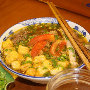 (Hà Nội) Bún riêu cua ốc bò nóng hổi trên phố Nguyễn Du