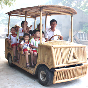 Độc đáo xe điện bọc tre phục vụ khách du lịch ở Hội An.