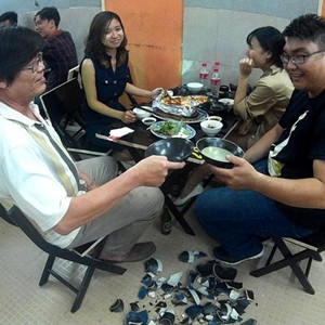 (HCM) Quán nhậu Sài Gòn cho khách đập bát để xả stress