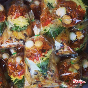 (HCM) Dạo quanh phố bánh tráng trộn nổi tiếng Sài Gòn