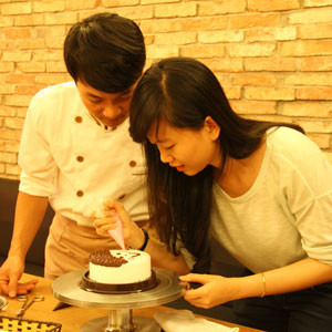 (HCM) Nhâm nhi cà phê, mê vẽ bánh - Tại sao không?