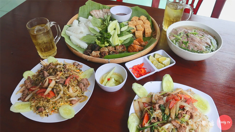 Phở xào và cơm rang dưa cải ngon bá cháy