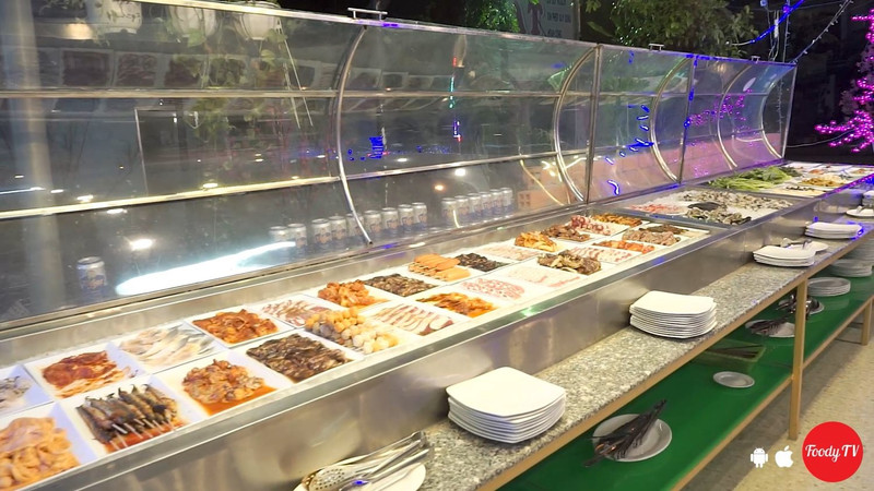 Buffet giá rẻ, cả gia đình tụ tập đi ăn.