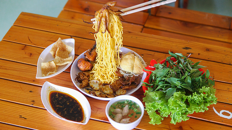 Đến Carrot Food & Drink để thưởng thức mì bay thứ thiệt