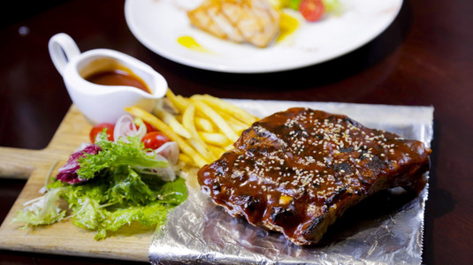 Các fan của đồ Âu làm sao chối từ "RIB-EYE STEAK CHỈ 166K" quen mặt khu Vincom Bà Triệu