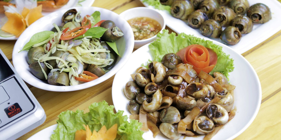 Bơi ngập thỏa thích "CẢ BÀN HẢI SẢN CHẤT LỪ" ngay phố Trần Huy Liệu