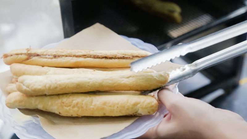 Cặp đôi "BÁNH MÌ 3K - NEM NƯỚNG 5K" chuẩn sinh viên ngay phố Chùa Láng