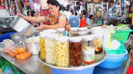 Cầm ấm tay "CHÉN CHÈ BÁNH CANH NGỌT 10K" ở khu chợ đại gia