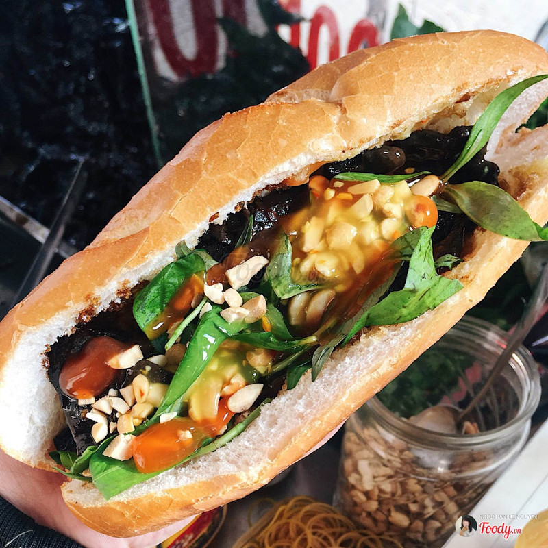 Tiệm "BÁNH MÌ KẸP KHÔ BÒ" nổi tiếng 19 năm, chỉ 12k/ ổ