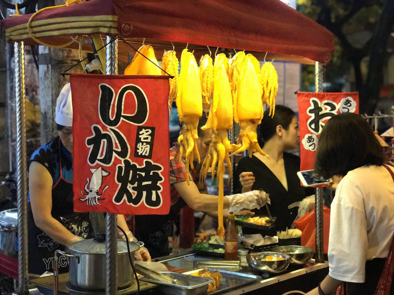 Bắt sóng "XE ĐẨY MỰC KHỔNG LỒ" đang làm náo loạn phố cổ