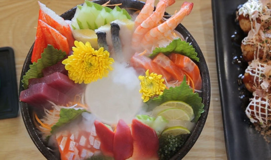 Tròn xoe mắt trước "SASHIMI KHÓI" hiếm hoi ở Sài Gòn