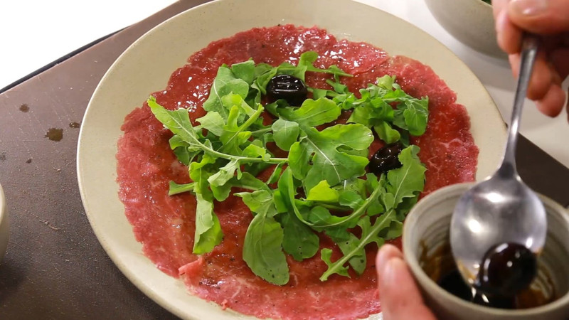 Tròn mắt ngạc nhiên "BÒ TƯƠI KIỂU Ý CARPACCIO" chế biến siêu lạ