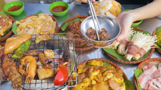 Sinh viên đổ rầm rầm "NƯỚNG MẸT 30K" công phá khu Chùa Láng