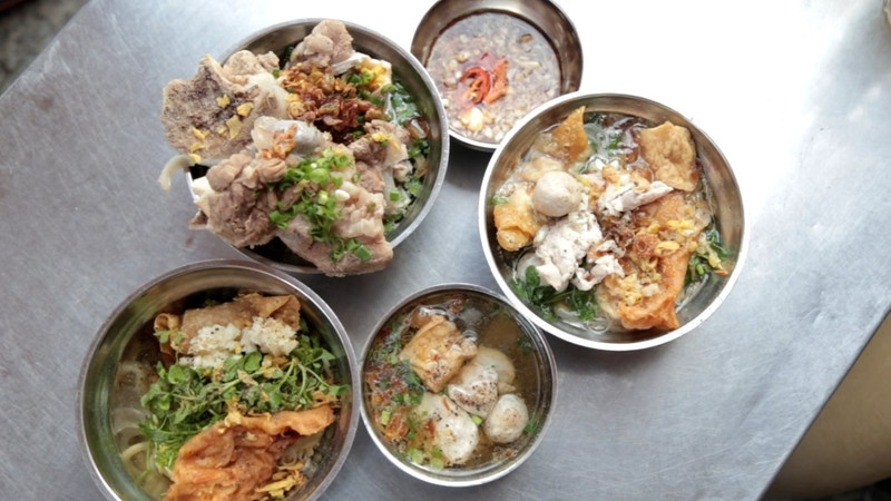 Bún mì vàng tươi mới lạ khu người Hoa