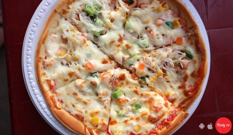 Lê la vỉa hè tìm "PIZZA ĐƯỜNG PHỐ TỰ CHỌN NHÂN" chỉ từ 30k/bánh