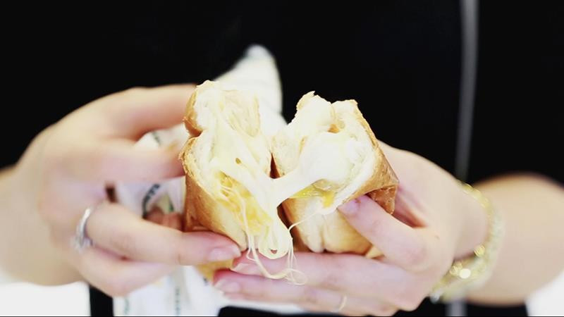 Bánh mì gà gấp đôi phô mai cho fan cuồng cheese