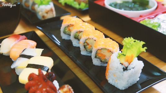 Tha hồ ăn "CẢ BÀN TIỆC SUSHI" đầy đặn tươi rói nhìn đã thấy thèm