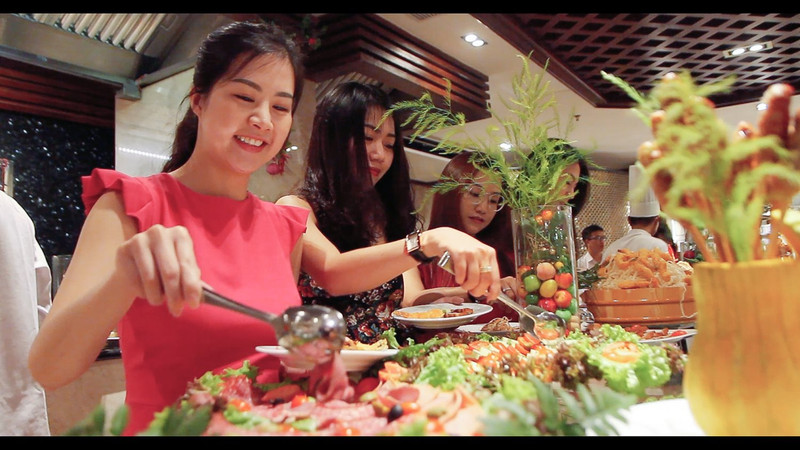 Nghỉ lễ đưa gia đình đi ăn "BUFFET QUỐC TẾ 5*" ăn no lăn về