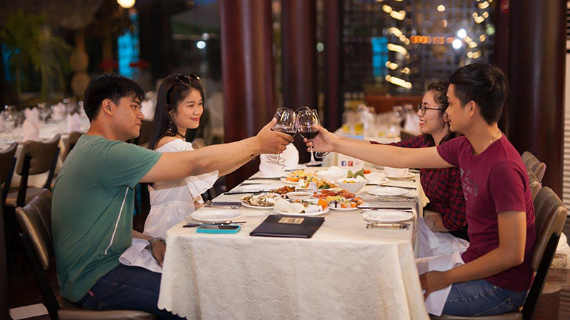 Múc nhiệt huyết "BUFFET HOÀNH TRÁNG 300 MÓN" chế biến tại quầy