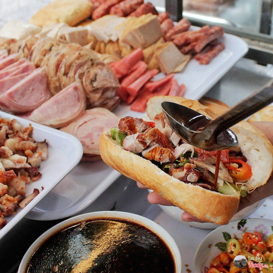 Ngon bàng hoàng "BÁNH MÌ HEO QUAY" nước sốt bao đỉnh, chỉ 15k/ổ