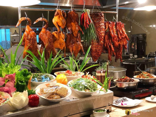 "BUFFET MÓN Á - ÂU SANG CHẢNH", view sông Sài Gòn siêu lãng mạn