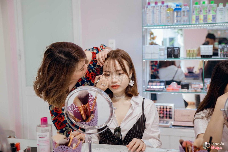 Tự tin trổ tài "MAKE UP XINH NHƯ GÁI HÀN" lồng lộn dạo phố]