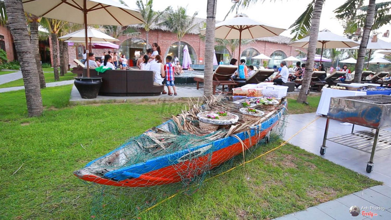 Nghỉ hè quẩy banh chè "BEACH BAR MÀU MÈ" sôi động cả bờ biển Phố Hội